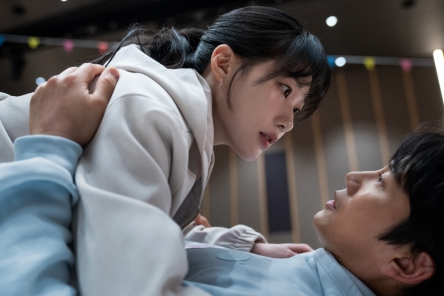 Ji Sung And Ha Yun Kyung Get Unexpectedly Close In “The Apartment Job”缩略图