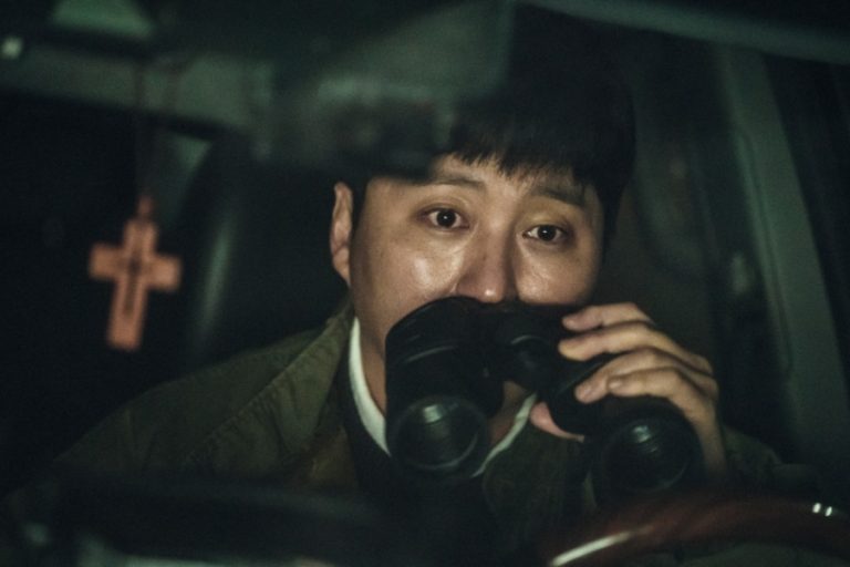 Kim Dae Myeung Is Shocked By Something He Sees Through Binoculars In “The Husband”缩略图