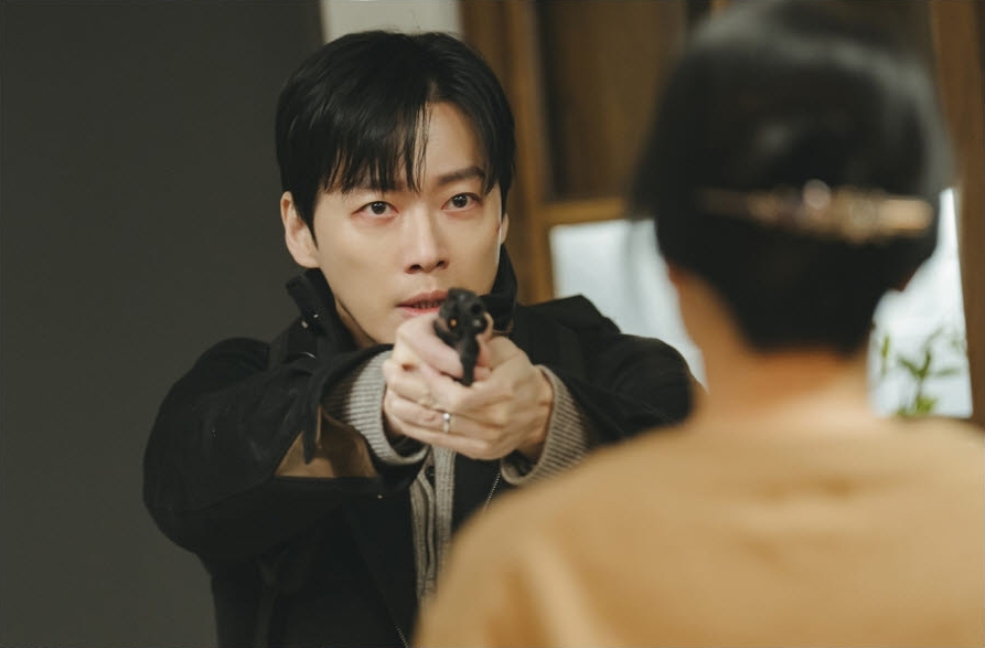 Namkoong Min Threatens His In-Laws At Gunpoint In “The Husband”缩略图