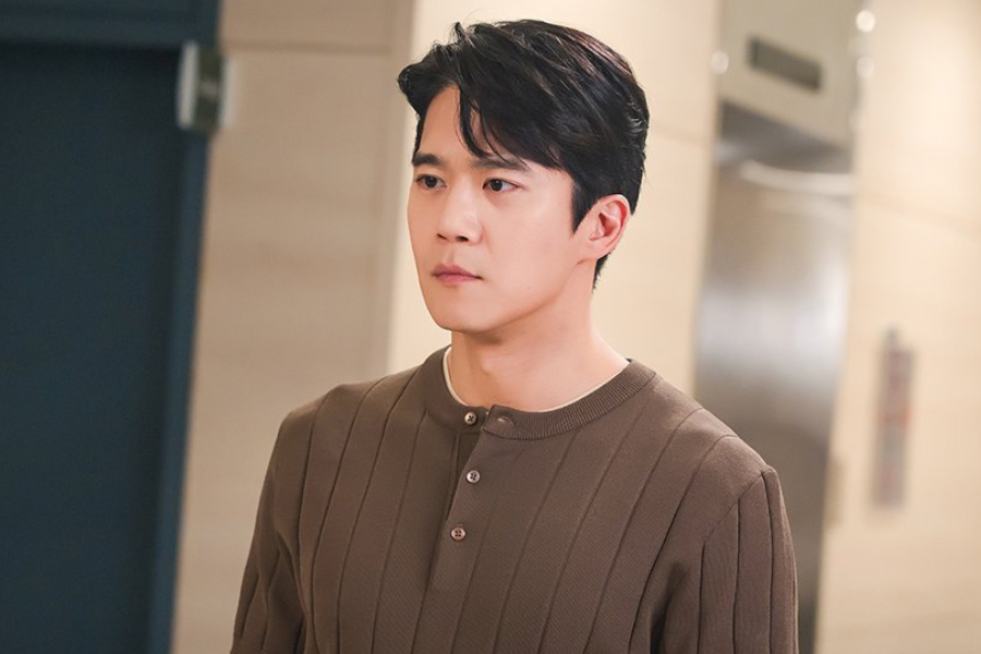 Ha Seok Jin Dishes On Working With Hani, The Appeal Of “Love On The Menu,” And More缩略图