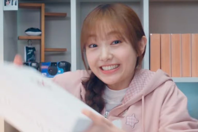 Watch: Kim Hye Joon Unboxes Light Stick And Photocards Of Her Future Boss In “My Bias, My Boss” Teaser缩略图