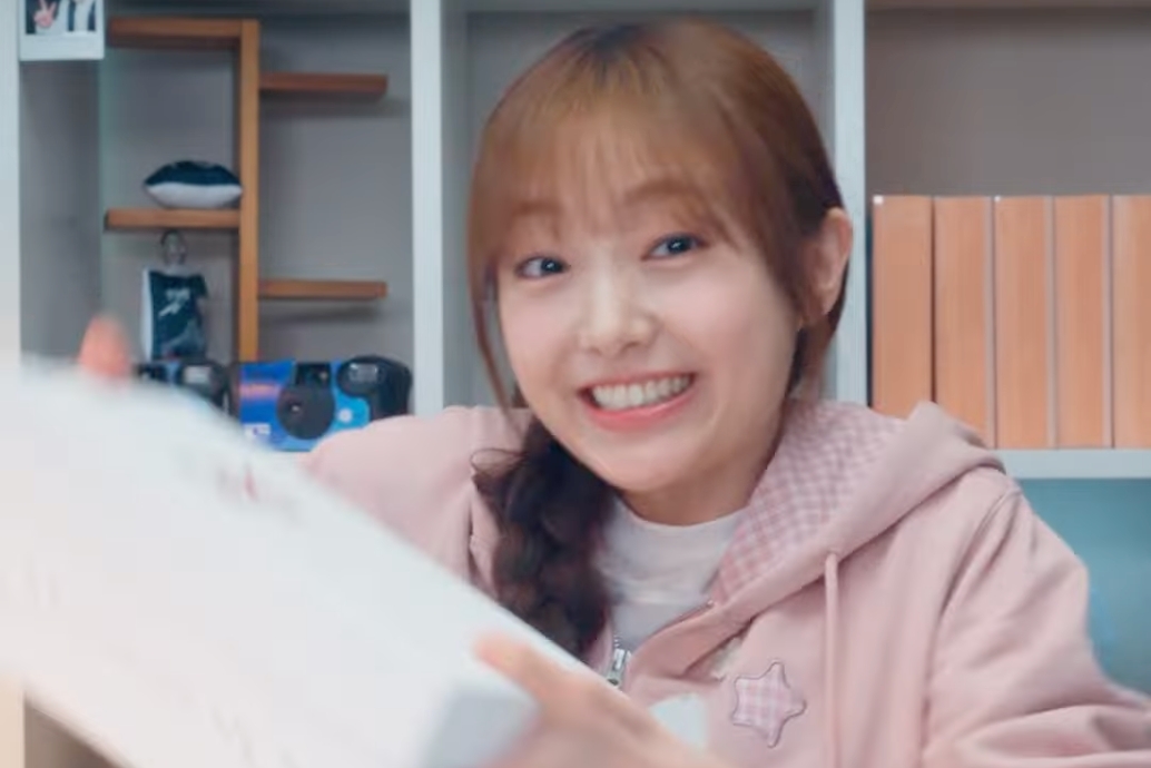 Watch: Kim Hye Joon Unboxes Light Stick And Photocards Of Her Future Boss In “My Bias, My Boss” Teaser缩略图