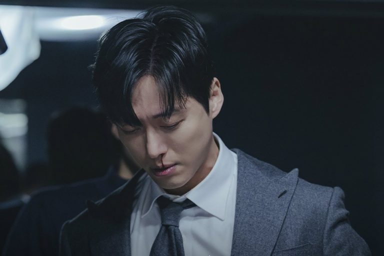 Namkoong Min Suffers A Nosebleed During Police Interrogation In “The Husband”缩略图