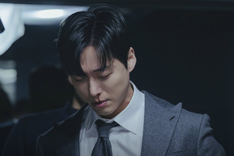 Namkoong Min Suffers A Nosebleed During Police Interrogation In “The Husband”缩略图