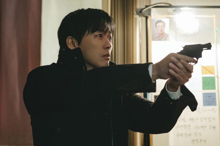 Namkoong Min Aims A Gun At Park Byung Eun In “The Husband”缩略图