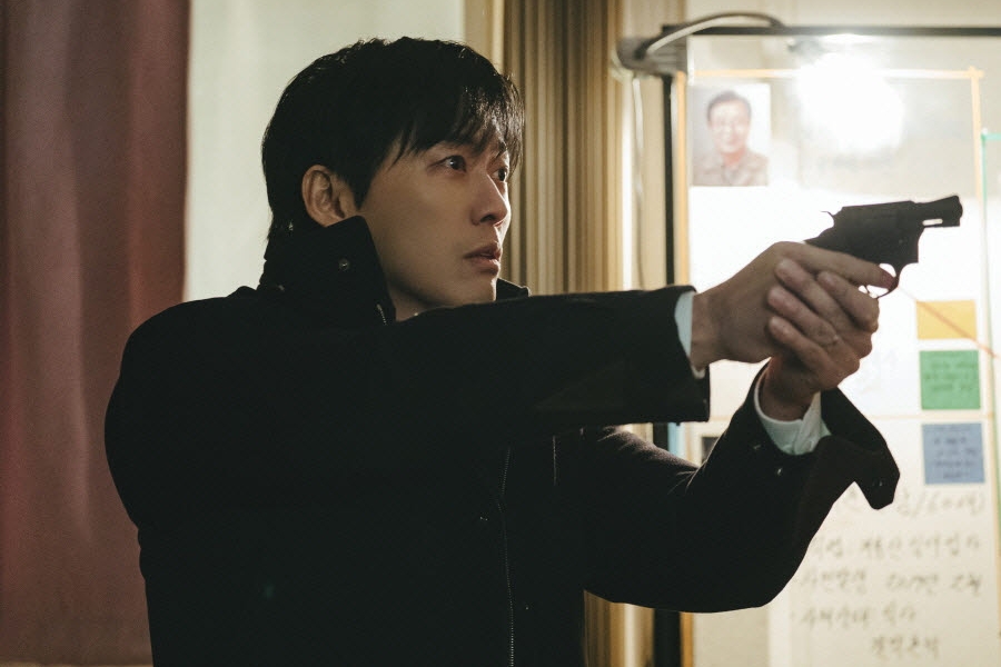 Namkoong Min Aims A Gun At Park Byung Eun In “The Husband”缩略图