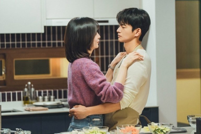 Seo In Guk And Park Ji Hyun Look Like Newlyweds Cooking At Home Together In “See You At Work Tomorrow!”缩略图