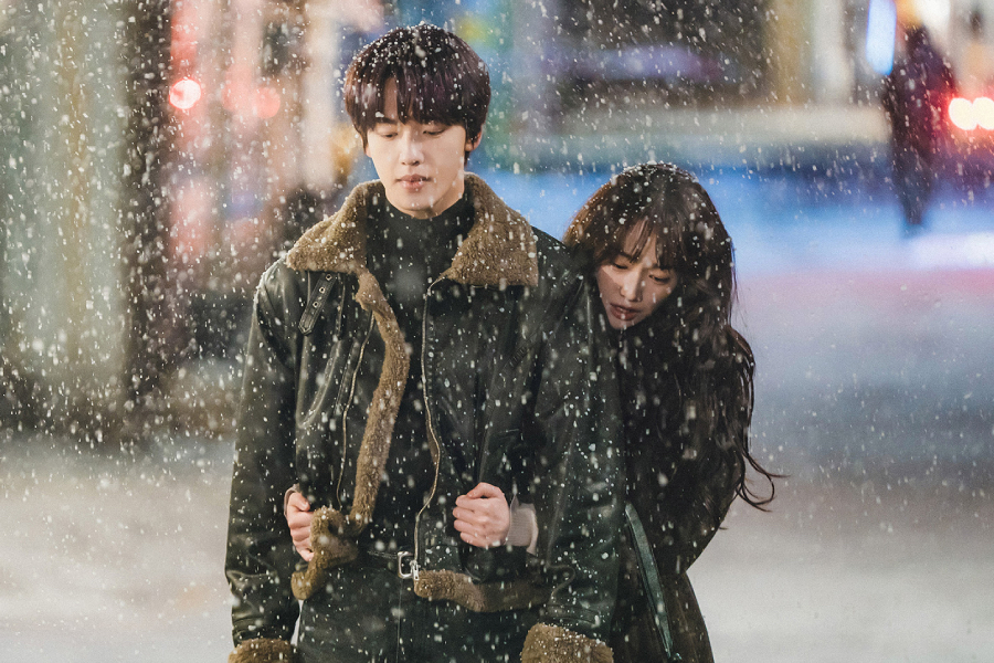 Kang Mina Desperately Holds On To Won Gyu Bin Under The Snow In “See You At Work Tomorrow!”缩略图