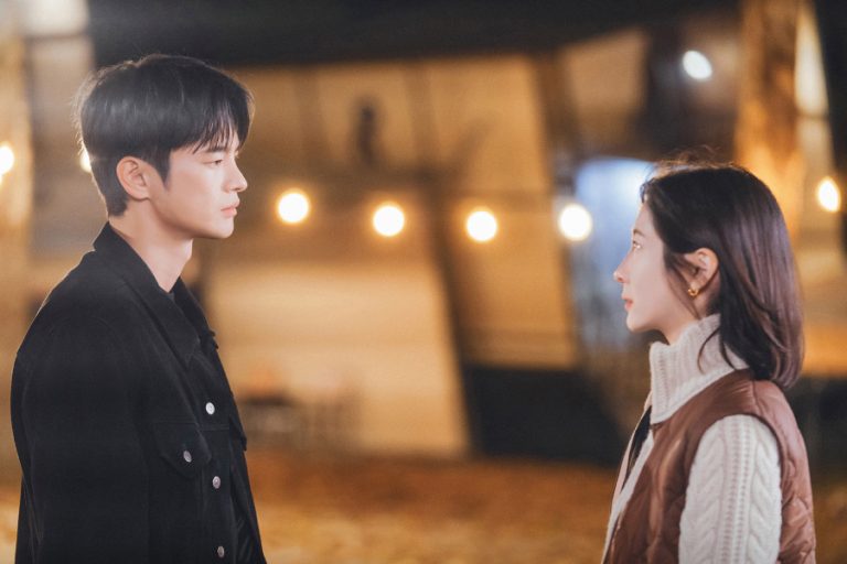 Seo In Guk Tries To Stop Park Ji Hyun From Leaving In “See You At Work Tomorrow!”缩略图