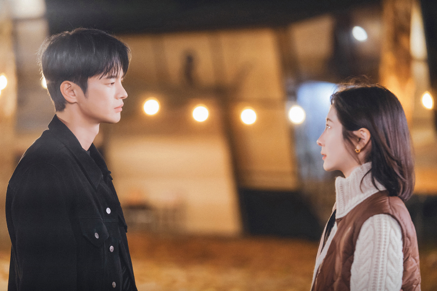 Seo In Guk Tries To Stop Park Ji Hyun From Leaving In “See You At Work Tomorrow!”缩略图