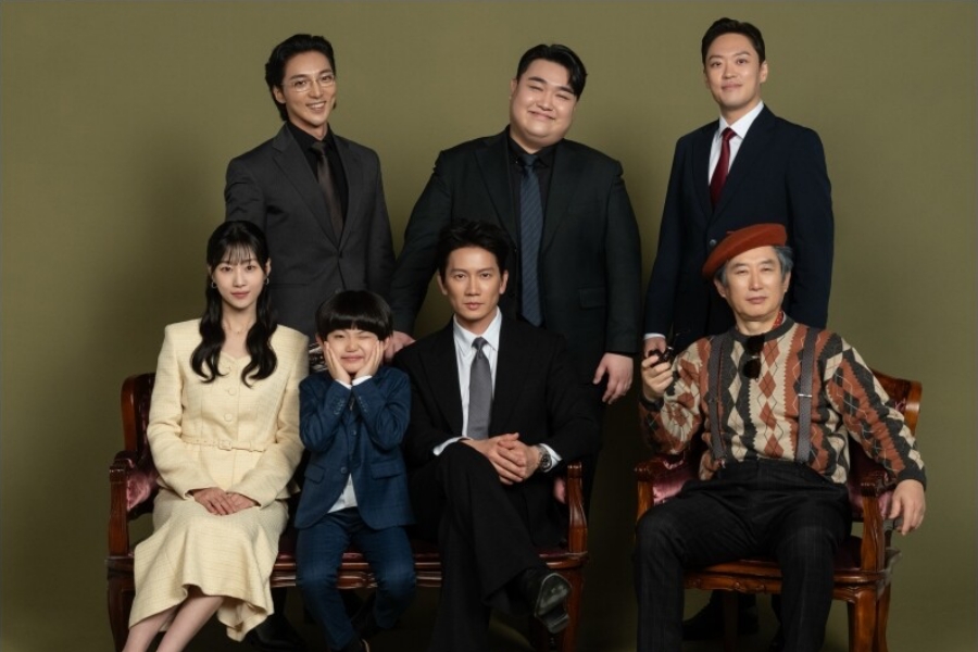 Ji Sung And His Squad Pose For Fake Family Photos In “The Apartment Job”缩略图