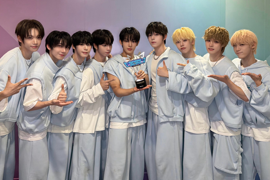Watch: AHOF Takes 1st Win For “RUN TO YOU” On “Show Champion”; Performances By RESCENE, VAYONN, And More缩略图