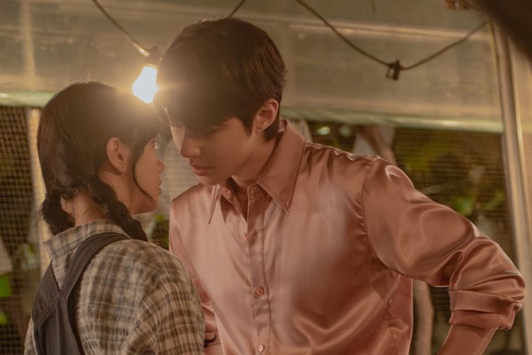 Hwang In Youp Locks Eyes With Hyeri At Close Distance In “Dream To You”缩略图