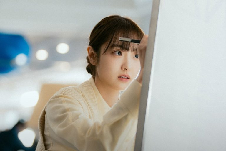 Kim Hye Joon Pursues Her Ultimate Fangirl Dream In New Drama “My Bias, My Boss”缩略图