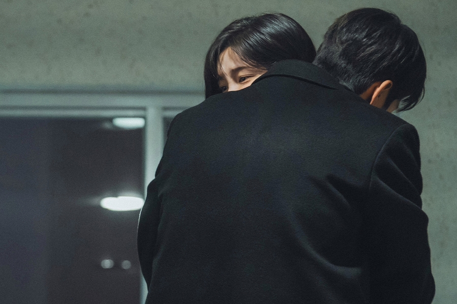 Seo In Guk and Park Ji Hyun Share An Emotional Hug In “See You At Work Tomorrow!”缩略图