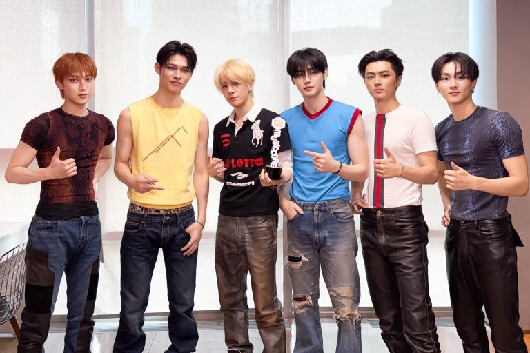 Watch: ENHYPEN Celebrates 1st-Ever “Music Core” Win For “Bloody Paradise”; Performances By NCT 127, Hearts2Hearts, And More缩略图