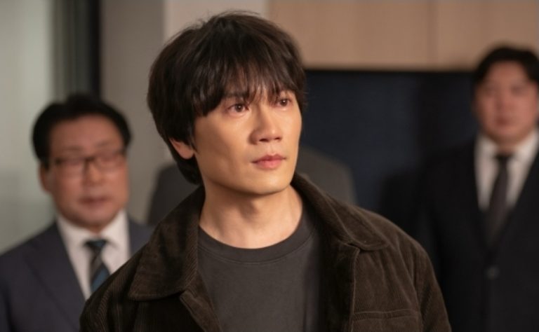Ji Sung Storms Into A Press Conference Wielding A Sledgehammer In “The Apartment Job”缩略图