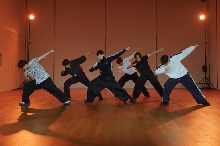 Watch: KickFlip Covers Stray Kids’ “God’s Menu” In New Dance Practice Video缩略图