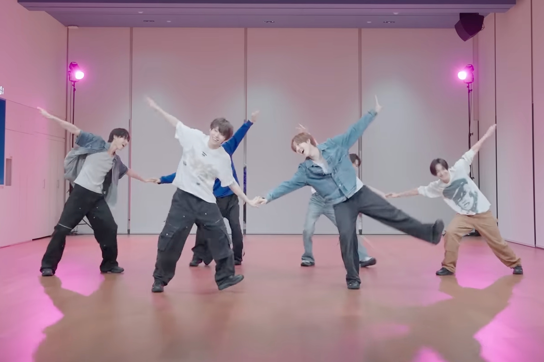 Watch: KickFlip Covers TWICE + Shows Off Their Aegyo In Playful Dance Practice Video缩略图
