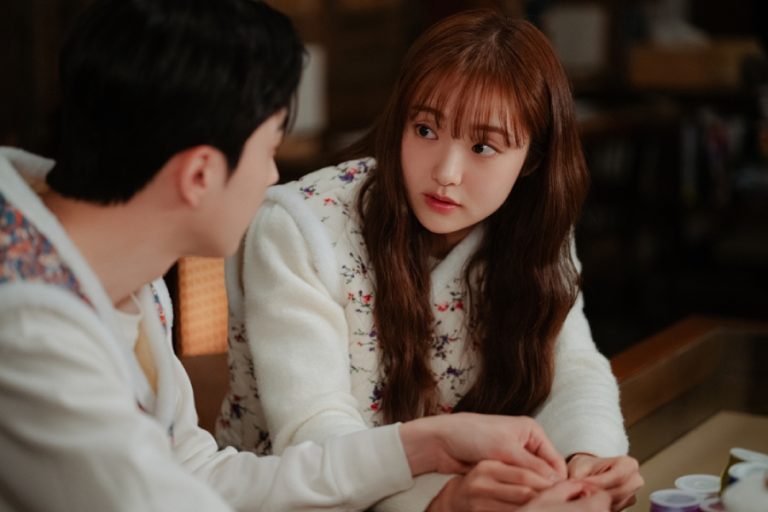 Kang Hoon Can’t Help But Get Fluttery Around Kim Hye Jun On Their Business Trip In “My Bias, My Boss”缩略图