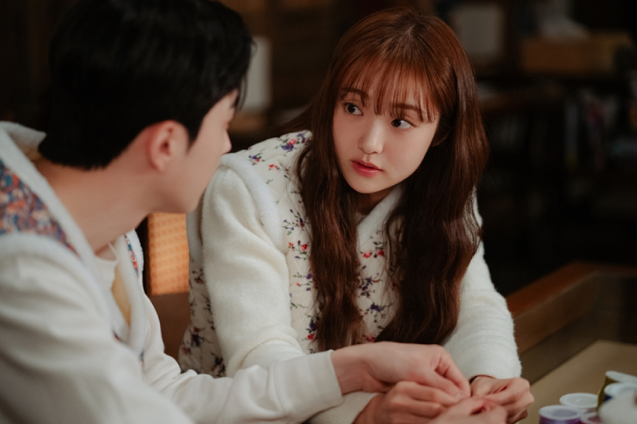 Kang Hoon Can’t Help But Get Fluttery Around Kim Hye Jun On Their Business Trip In “My Bias, My Boss”缩略图