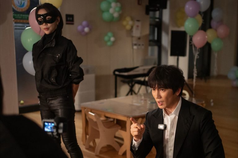 Ji Sung And His Squad Of Masked Moms Take To YouTube For Live Exposé In “The Apartment Job”