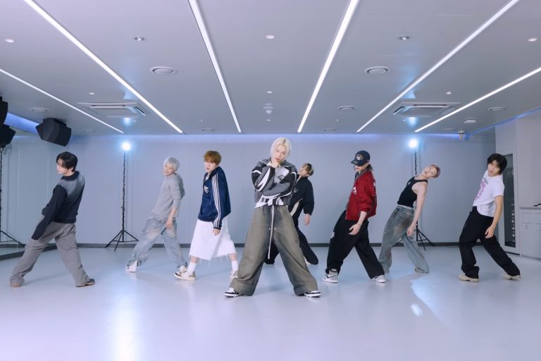 Watch: Stray Kids Proves They’ve Got “This & That” In New Dance Practice Video缩略图