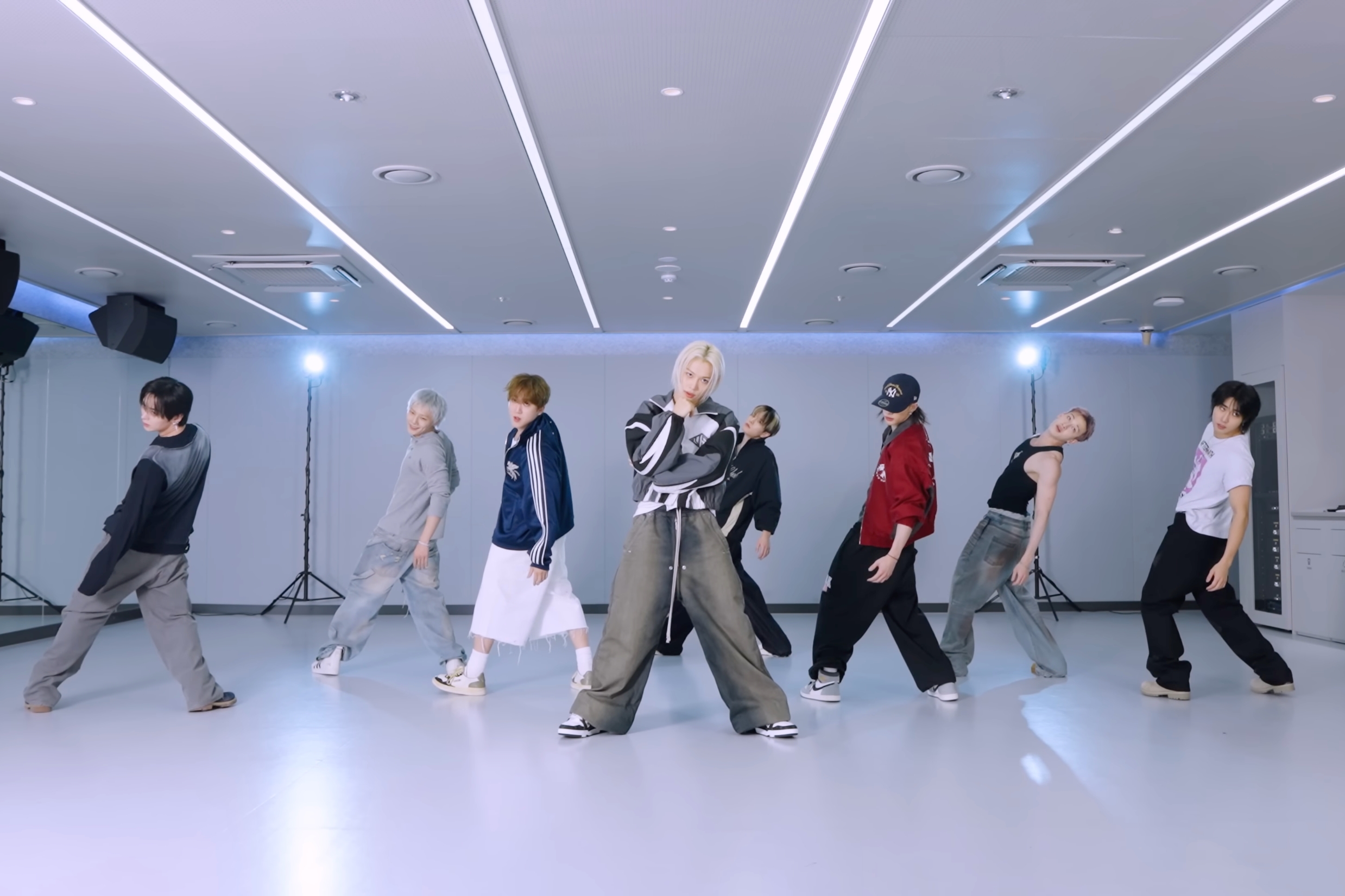 Watch: Stray Kids Proves They’ve Got “This & That” In New Dance Practice Video缩略图