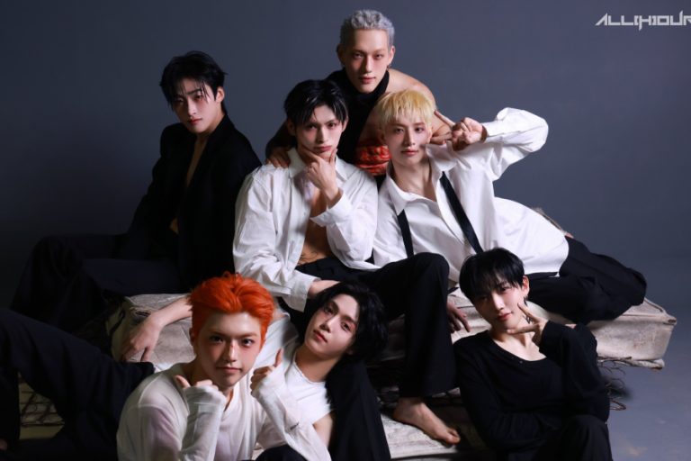 ALL(H)OURS Unveils Gorgeous Design Of Official Light Stick缩略图