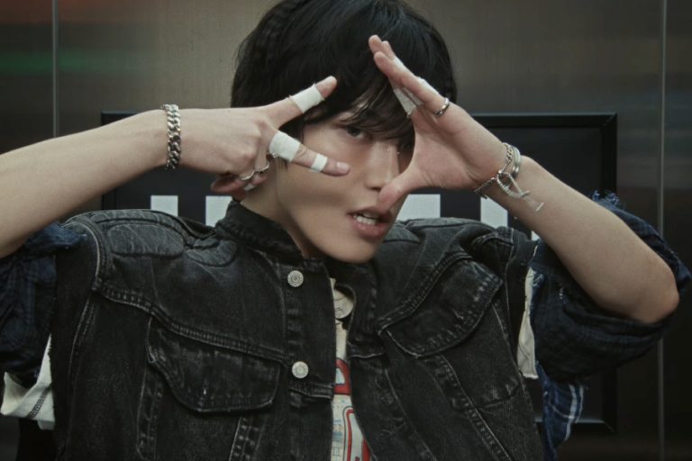 Watch: SEVENTEEN’s Dino Shows Off His Dance Moves In Energetic “LIKE IT” MV缩略图