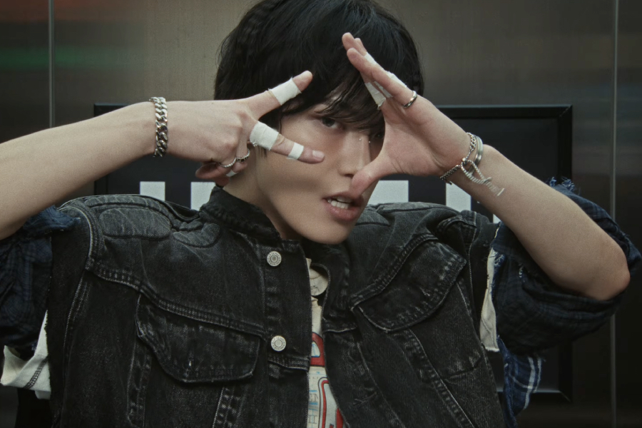 Watch: SEVENTEEN’s Dino Shows Off His Dance Moves In Energetic “LIKE IT” MV缩略图