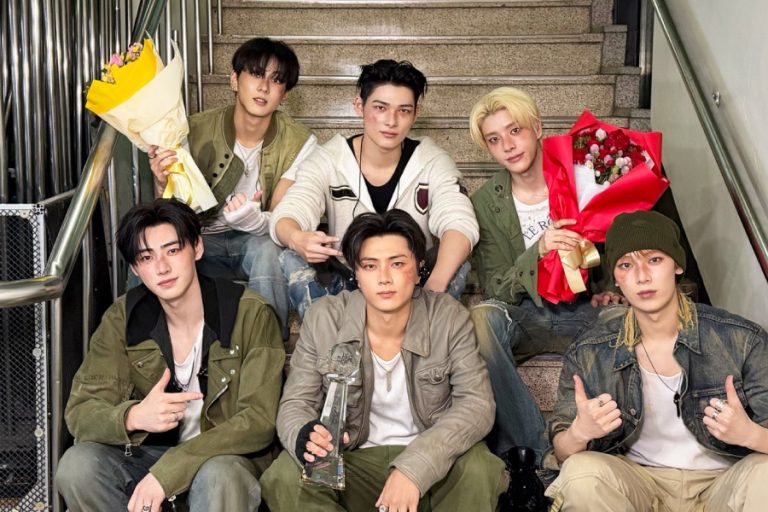 Watch: ENHYPEN Takes 3rd Win For “Bloody Paradise” On “Music Bank”; Performances By Hearts2Hearts, TUIDE, And More缩略图