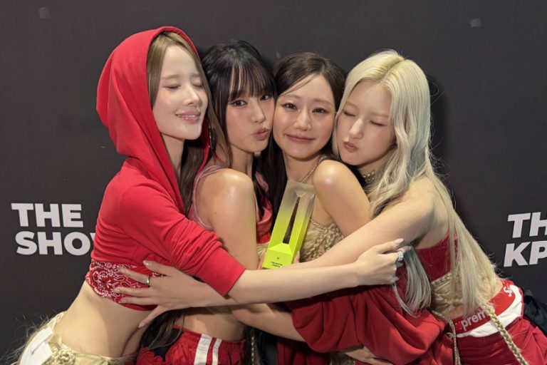 Watch: KISS OF LIFE Takes 1st Win For “SWEAT” On “The Show”缩略图