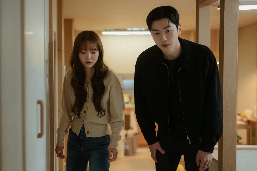 Kim Hye Jun Risks Having Her Fangirl Life Exposed As Kang Hoon Visits Her Home In “My Bias, My Boss”缩略图