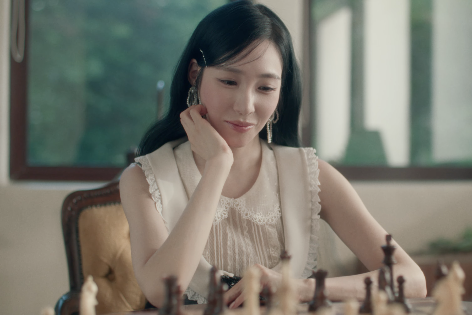 Watch: Girls’ Generation’s Tiffany Young Searches For Peace In Beautiful MV For “Edge of Calm”缩略图