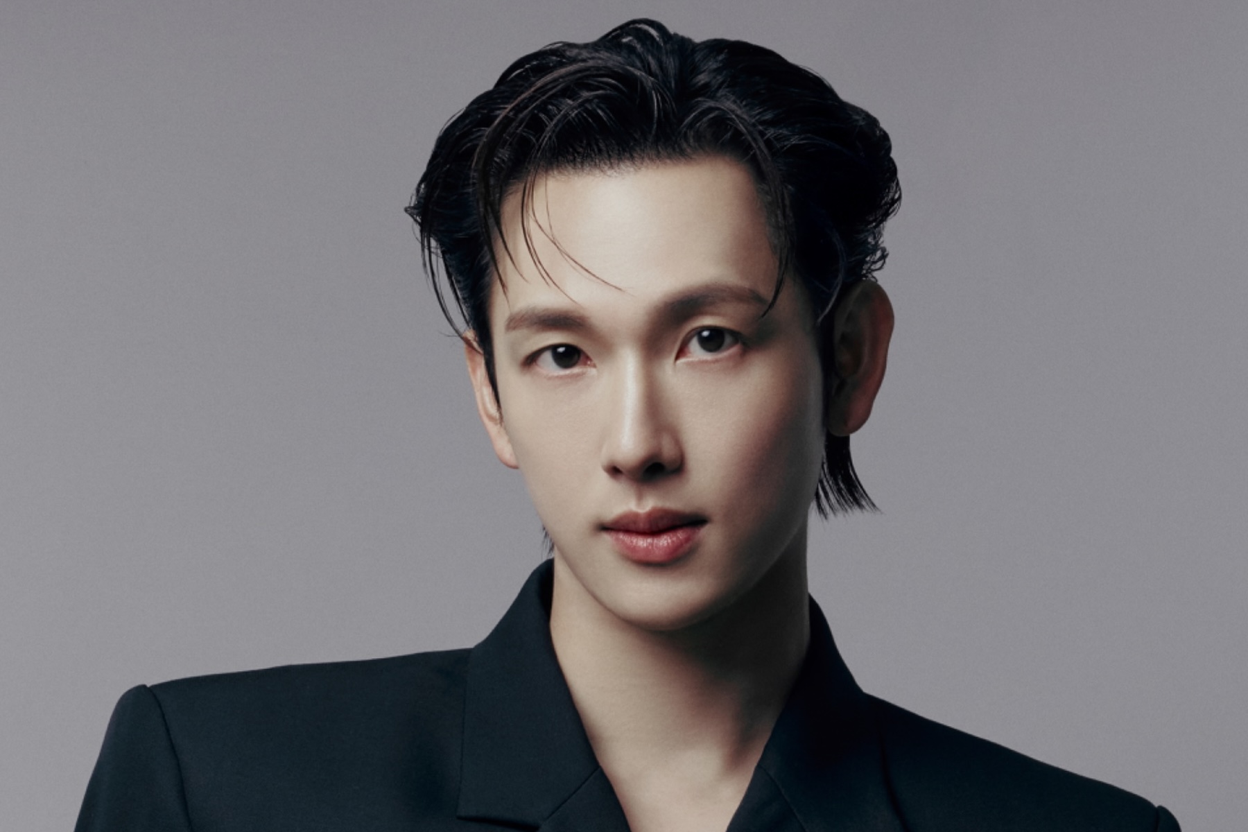 Yim Si Wan Unveils Dashing New Profile Photos缩略图