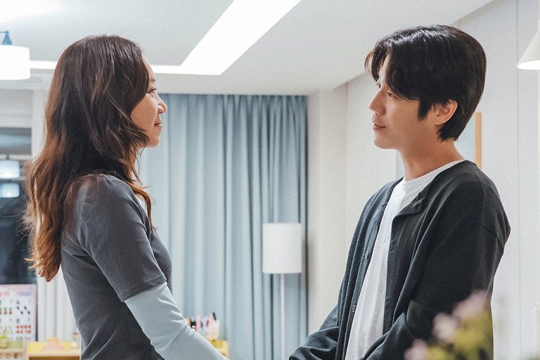 Kong Hyo Jin Notices Ominous Change In Husband Jung Jun Won’s Behavior In “A Bona Fide Killer”缩略图
