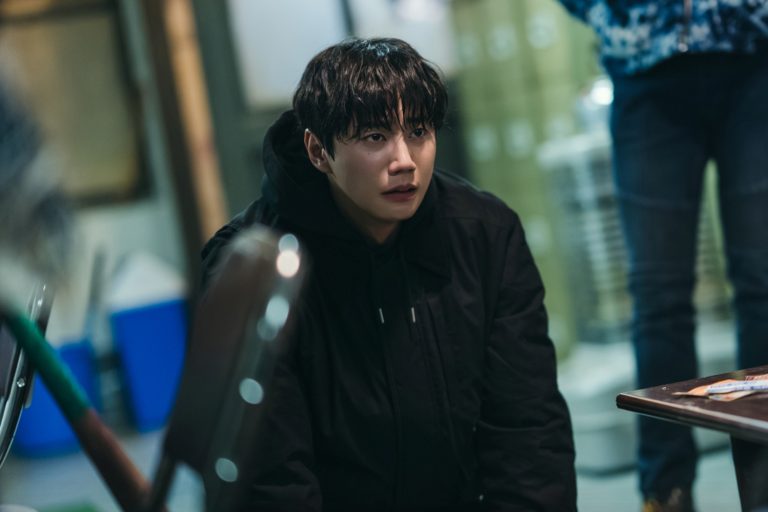 Lee Jun Young Kneels Before A Loan Shark In “Four Hands, Two Sonatas”缩略图
