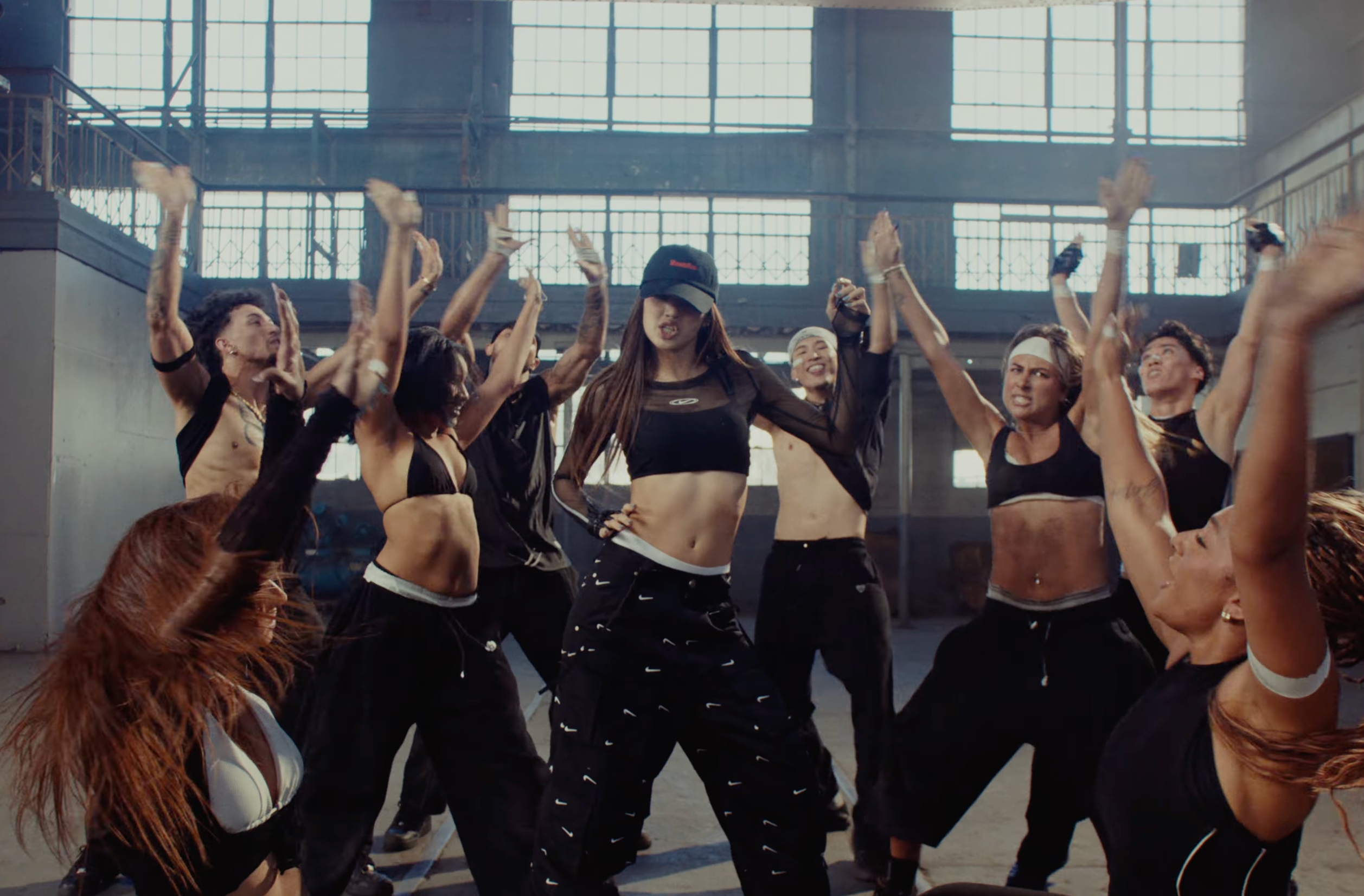 Watch: BLACKPINK’s Lisa Drops Fierce Dance Performance Video For “SaWaDiKa”缩略图