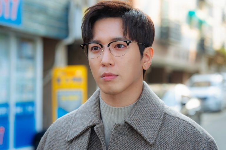 Jung Yong Hwa Is A Top Romance Actor With A Mysterious No-Kiss Rule In “Oh My Guard”缩略图