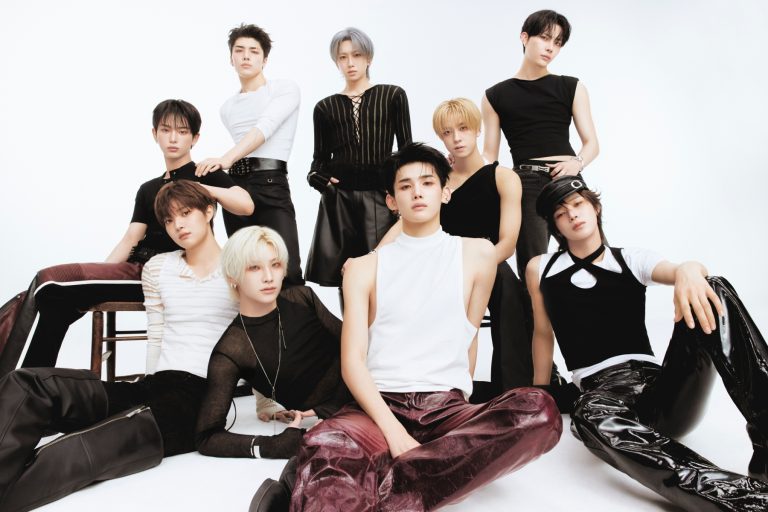 Watch: &TEAM Reveals New Version Of Official Light Stick缩略图