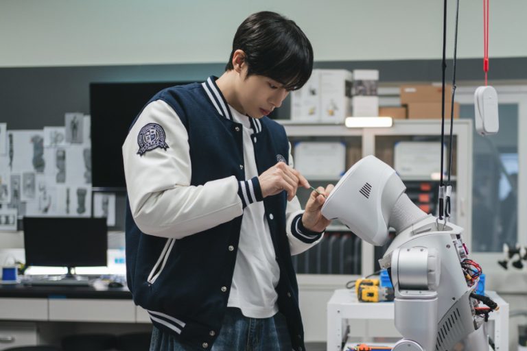 Choo Young Woo Takes On A New Path In Robotics After Losing His Right Leg In “Between Steps”缩略图