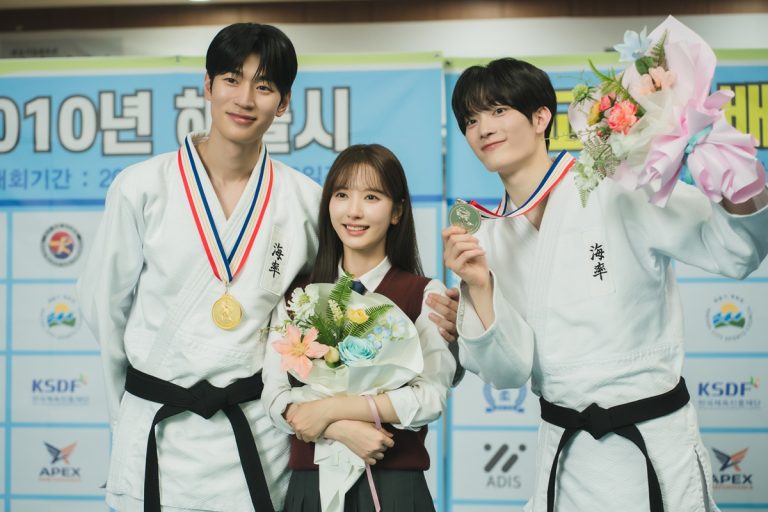 Kim Ji Yeon And Jang Se Hyuk End Up In Each Other’s Bodies While Trying To Save Park Seo Ham In New Drama “Dive Into You”缩略图