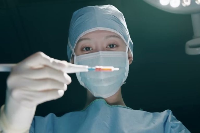 Watch: Kim Ji Won Vows To Save Every Living Patient In “Doctor X” Teaser缩略图