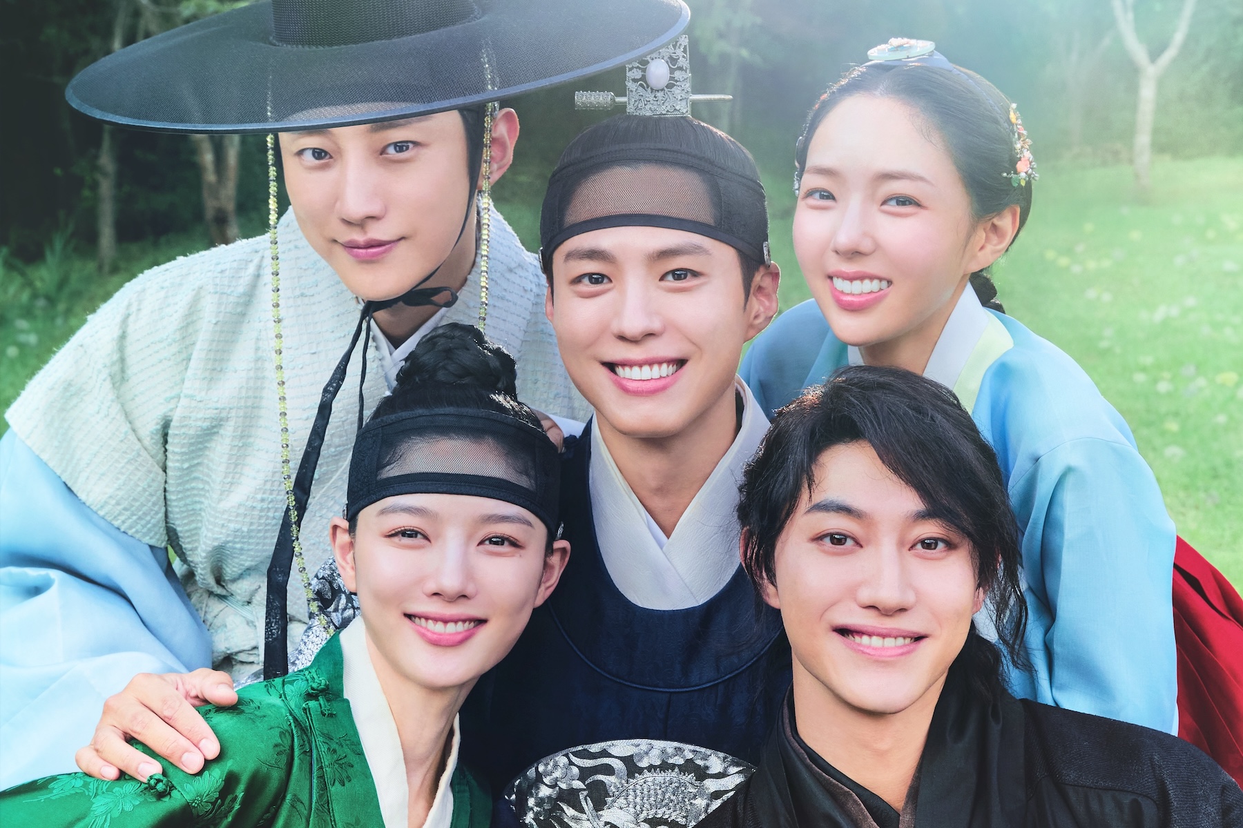 Park Bo Gum, Kim You Jung, Jin Young, Chae Soo Bin, And Kwak Dong Yeon Bring Back Their “Love In The Moonlight” Looks In New Variety Show Posters缩略图