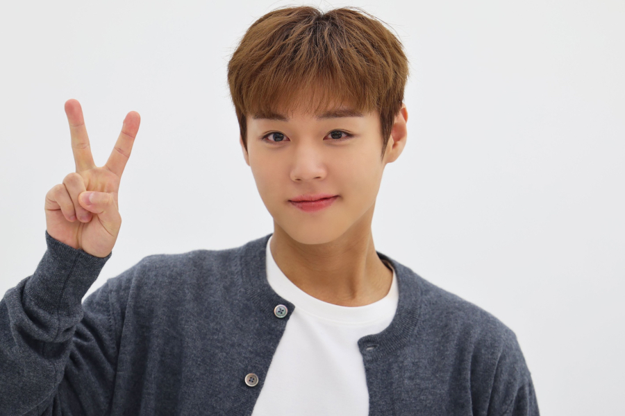 Park Ji Hoon Unveils New Design For Version 2 Of Official Light Stick缩略图