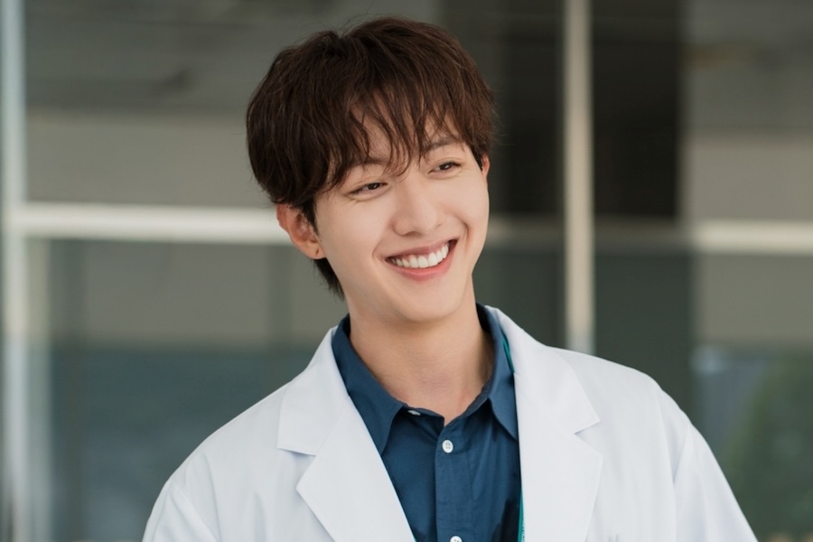 CNBLUE’s Lee Jung Shin Is A Handsome And Affectionate Doctor In New Drama “What A Boss Wants”缩略图