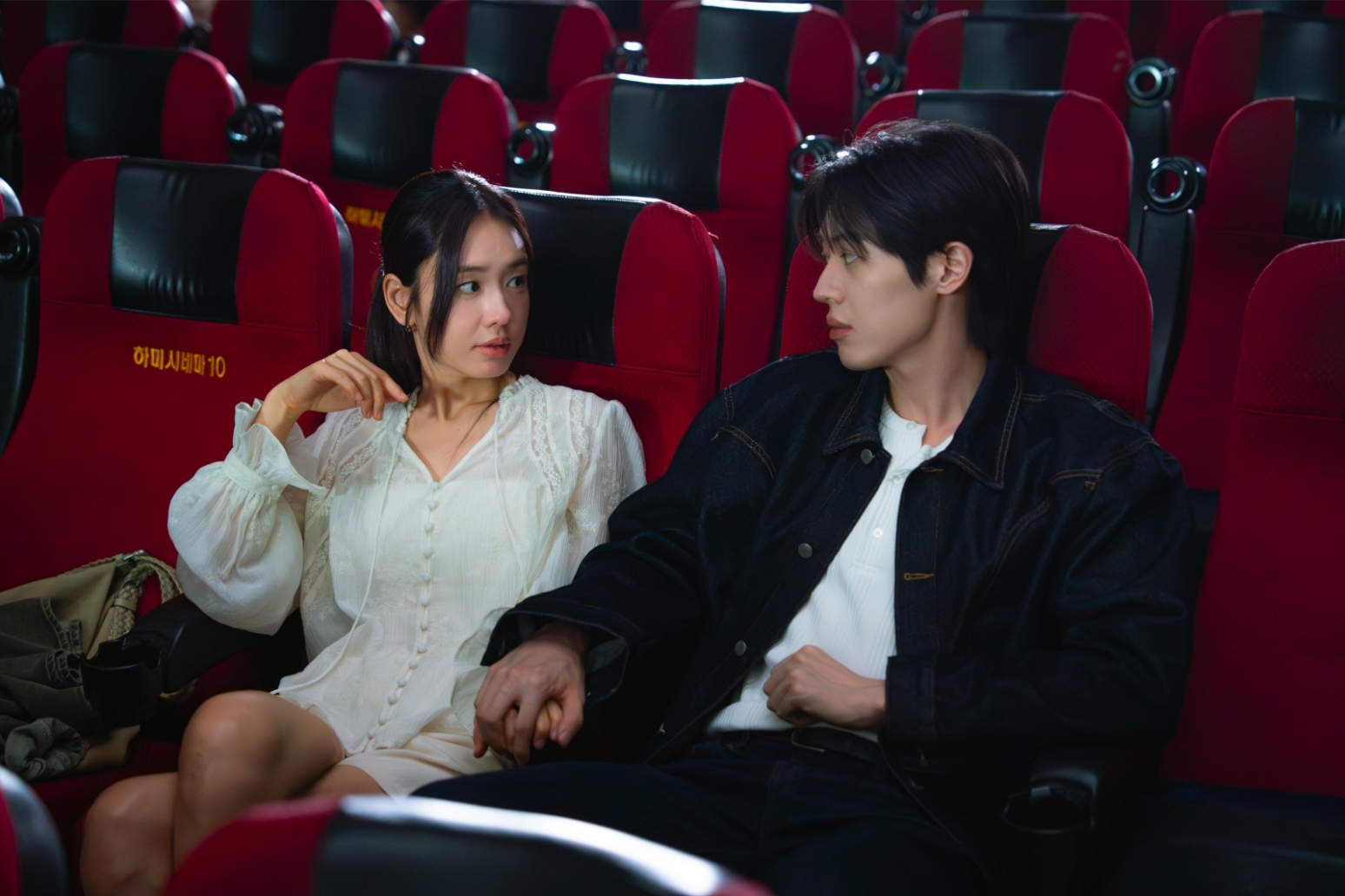 Ahn Eun Jin And Lee Joo Ahn Grow Closer While Going On A Date In “A Love Other Than Yours”缩略图