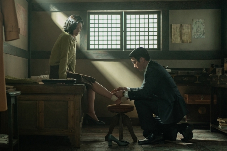 Park Jinyoung Takes Care Of An Injured Kim You Jung In “100 Days Of Deception”缩略图