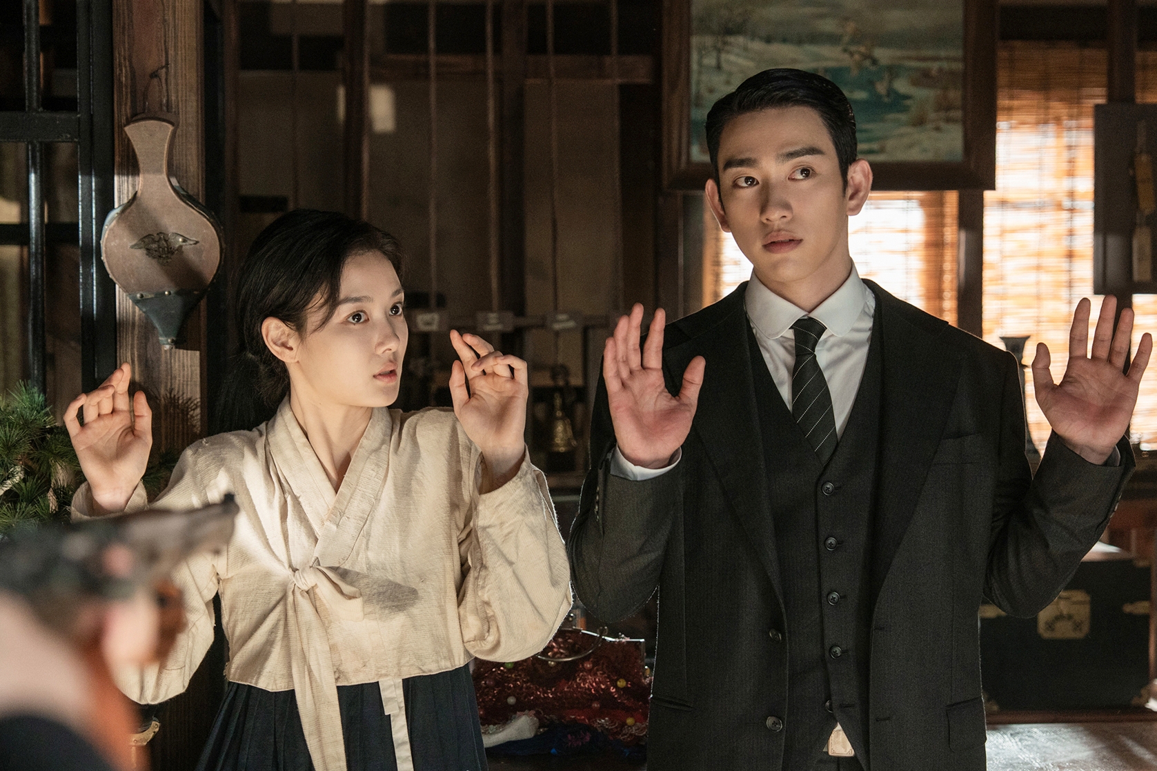 Kim You Jung And Park Jinyoung Are Confronted By The Police In “100 Days Of Deception”缩略图